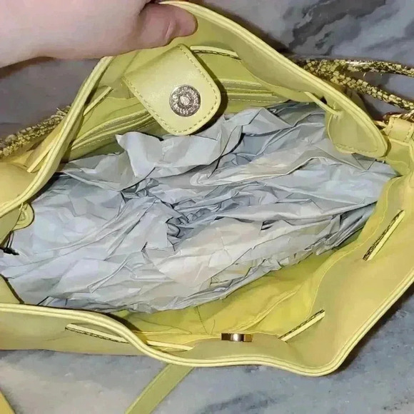 Badgley Mischka yellow handbag with snake pattern handle - Picture 3 of 6